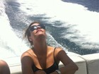 Ai, que rica! Narcisa Tamborindeguy curte dia de sol em lancha no Rio