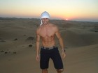 Veja fotos de Jonas, do 'BBB12', em deserto nos Emirados Árabes