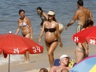 Cynthia Howlett curte dia de praia em família e exibe barrigão de gravidez