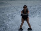 Ex-BBB Flávia Vianna anda de esqui aquático em Maceió