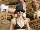 Com um biquinão, Naomi Watts curte praia em família na Austrália
