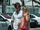 Iris Stefaneli curte praia no Rio com o namorado