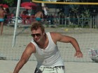 Cássio Reis joga frescobol na praia neste domingo de sol