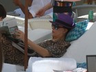 Carolina Ferraz lê à beira da piscina de hotel no Rio
