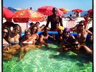 Farofada? Lívia Lemos curte sol em piscina de plástico na praia no Rio