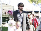 Ben Affleck compra flores e frutas com as filhas em feira de Los Angeles
