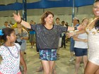 De pernas de fora, Roberta Miranda visita quadra de escola de samba