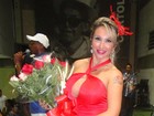 Sabrina Boing Boing recebe flores em ensaio de escola de samba