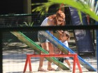 Mariah Rocha brinca com o filho na pracinha