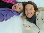 Alessandra Ambrósio brinca com a filha na neve