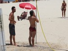 Thiago Martins toma banho de chuveirinho na praia