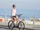 Juliana Didone aproveita o fim de tarde para pedalar na orla do Rio