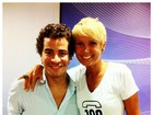 Thiago Martins participa do 'TV Xuxa' e posa ao lado da apresentadora