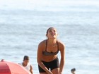 Sasha joga vôlei na praia