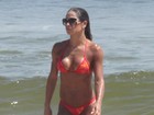 Mayra Cardi curte praia de biquininho vermelho