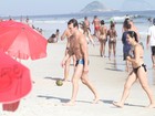 Praia em família! Diego e Daniele Hipólito curtem dia de sol no Rio