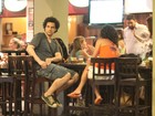 Bruno Garcia vai a bar com amiga no Rio