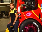 Débora Rodrigues, de 'Muheres Ricas' posa com seus caminhões para o EGO