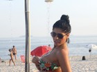 'Sem querer', rainha de bateria da Nenê deixa seio à mostra em praia