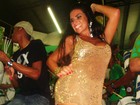 Solange Gomes usa vestido curtíssimo em ensaio de escola de samba