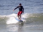 Murilo Benício surfa em praia do Rio