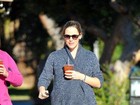 Grávida, Jennifer Garner disfarça barrigão com casaco