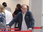 De tênis rosa, José Wilker embarca em aeroporto do Rio