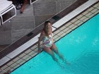 Luana Piovani nada em piscina de hotel no Rio
