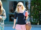 Reese Witherspoon exibe as pernas em dia de sol em Los Angeles