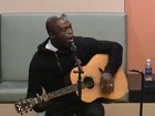 Vídeo: Seal canta para crianças em visita a hospital de Los Angeles