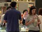 William Bonner e Fátima Bernardes comem pipoca em shopping no Rio