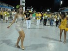 De vestidinho curto, ex-BBB Cacau curte ensaio de escola de samba