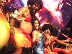Scheila Carvalho dança com foliões no 'Terreirão do Samba', no Rio