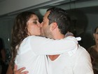 Malvino Salvador e Sophie Charlotte beijam muito em noite de samba