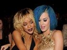 Rolou um clima? Rihanna posa sensual com Katy Perry no Grammy