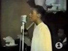 Veja imagens de Whitney Houston cantando em coro na adolescência