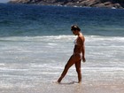 Letícia Birkheuer mostra boa forma em praia no Rio de Janeiro