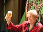 Hugh Hefner é garoto-propaganda  de camarote de cervejaria na Sapucaí