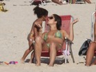 Samara Felippo se diverte com a filha em dia de praia no Rio