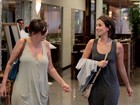 Tania Khalill passeia com amiga em shopping no Rio