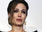 Angelina Jolie chora em sua estreia como cineasta na Bósnia