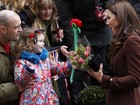 Kate Middleton faz sucesso com crianças em visita a hospital