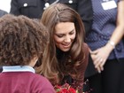 Kate Middleton visita centro de reabilitação e ganha presente