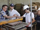 Sean Penn cumprimenta trabalhador em fábrica de Buenos Aires