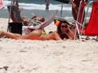 Nicole Bahls faz topless na praia e cultiva bronzeado para o carnaval