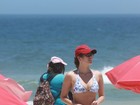 Ana Carolina Dias, de 'Fina Estampa', mostra boa forma em praia carioca