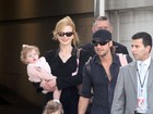 Sorridente, Nicole Kidman desembarca em Sydney com família