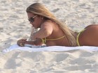Musa da Viradouro faz topless e 'paga peitinho' em praia no Rio