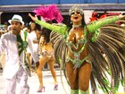 Solange Gomes deixa seio à mostra em desfile em São Paulo 
