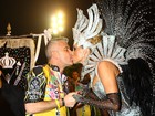 Ana Hickmann desfila na Vai-Vai, em São Paulo, e ganha beijo do marido